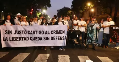 Miembros de la familia LeBarn marchan desde Palacio Nacional a la Embajada de E