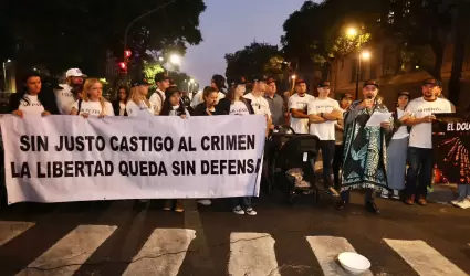 Miembros de la familia LeBarn marchan desde Palacio Nacional a la Embajada de E