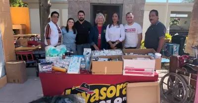 Entrega de medicamentos y material de curacin al Grupo Humanitario Mateo 25:35.