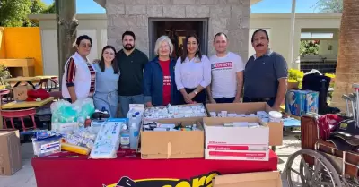 Entrega de medicamentos y material de curacin al Grupo Humanitario Mateo 25:35.