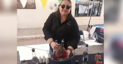 Diana Barnett, productora de licor de pitahaya con bacanora y el vino de pitahay