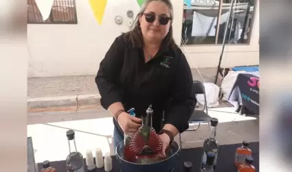 Diana Barnett, productora de licor de pitahaya con bacanora y el vino de pitahay