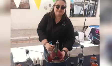 Diana Barnett, productora de licor de pitahaya con bacanora y el vino de pitahay