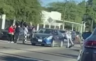 VIDEO Conductor embiste a padres que bloqueaban calle por falta de luz en primaria de Hermosillo