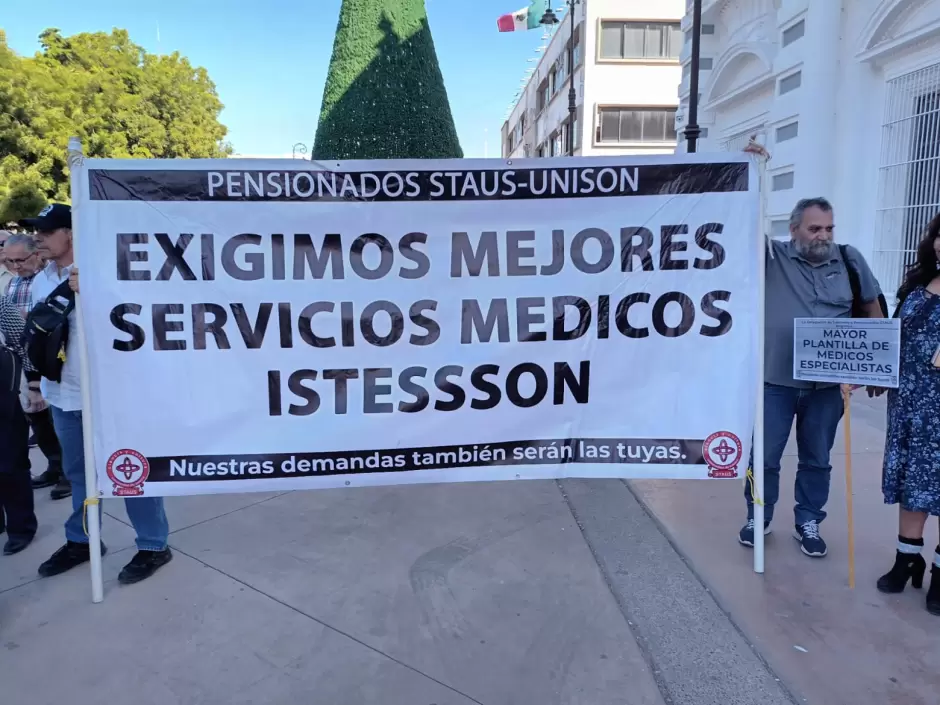 Manifestantes exigen mejorar servicios mdicos de Isssteson