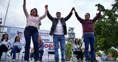 Lorenia Valles y Heriberto Aguilar acompaan a Gerardo Fernndez Noroa en asamb