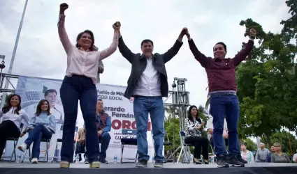 Lorenia Valles y Heriberto Aguilar acompaan a Gerardo Fernndez Noroa en asamb