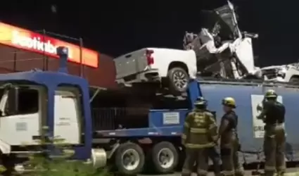 Autos nuevos fueron impactados contra puente peatonal