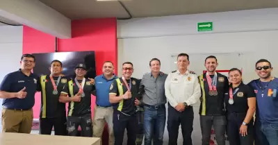 Reconocen a bomberos que obtuvieron medallas en competencia en Colombia