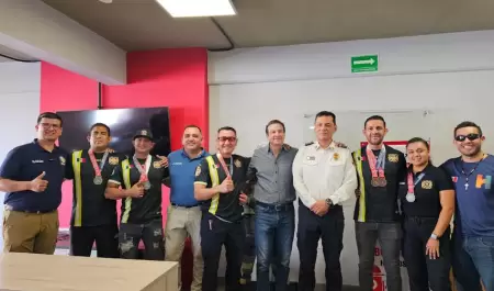 Reconocen a bomberos que obtuvieron medallas en competencia en Colombia