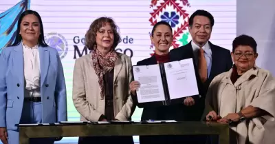 Claudia Sheinbaum firma decretos