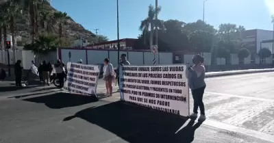 Viudas de policas bloquean calles