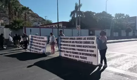 Viudas de policas bloquean calles