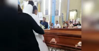 Vestida de novia acude al funeral de su pareja que muri atropellado