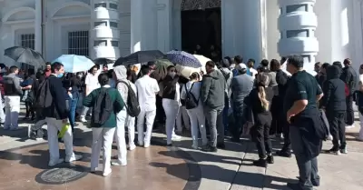 Manifestantes del sector salud acuden a Palacio de Gobierno