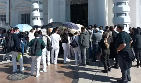 Manifestantes del sector salud acuden a Palacio de Gobierno