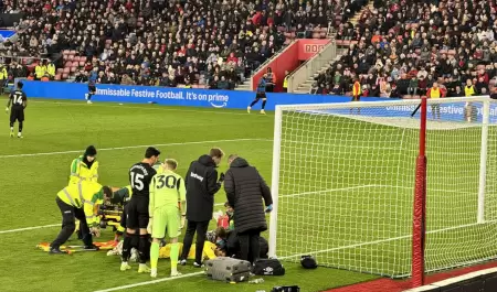 El arquero polaco Lukasz Fabianski tuvo un fuerte choque con el defensor rival N