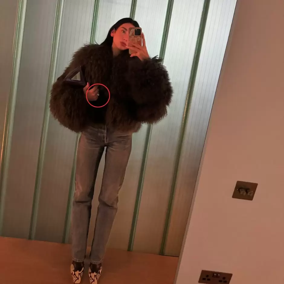 Dua Lipa con su anillo de compromiso