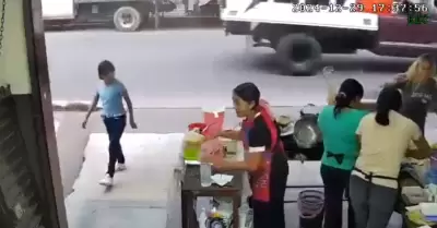 Mujer lanza aceite hirviendo a empleada de una fonda