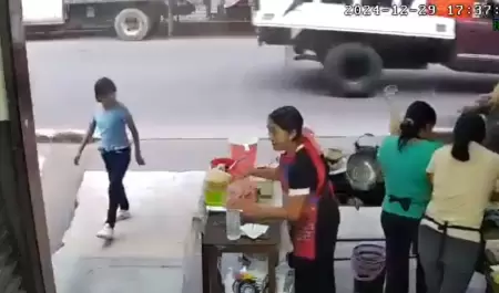 Mujer lanza aceite hirviendo a empleada de una fonda