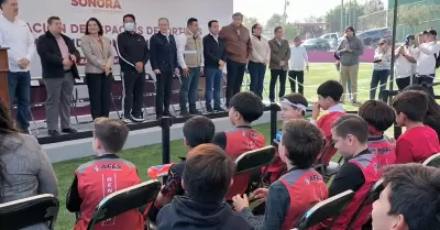 El gobernador Alfonso Durazo entrega rehabilitacin de unidad deportiva en el Co