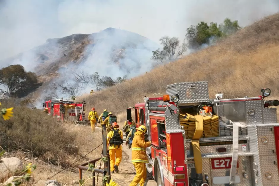 Bomberos trabajando en Palisades