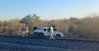 Ferrocarril se lleva auto en Hermosillo