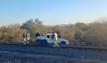 Ferrocarril se lleva auto en Hermosillo