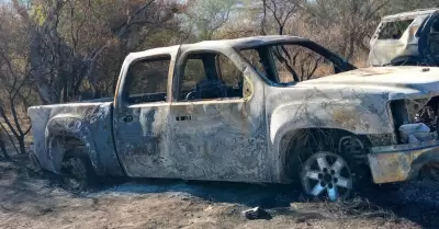 vehculos calcinados en el desierto de Altar