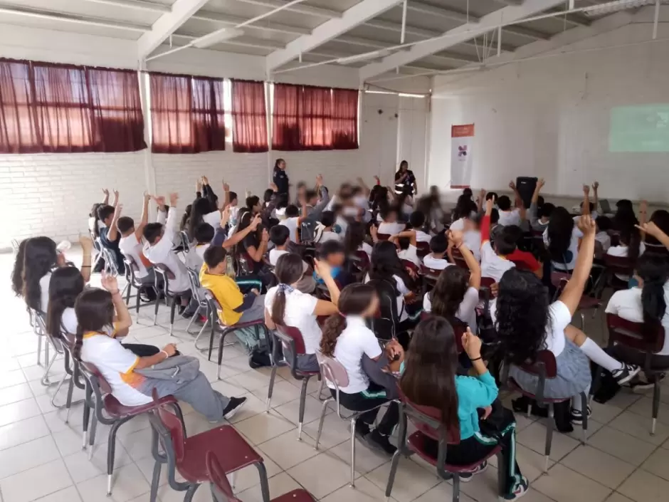 Personal de la SSP Sonora acude a escuelas para orientar a las y los alumnos sobre los daos que provoca el uso de cigarrillos electrnicos.