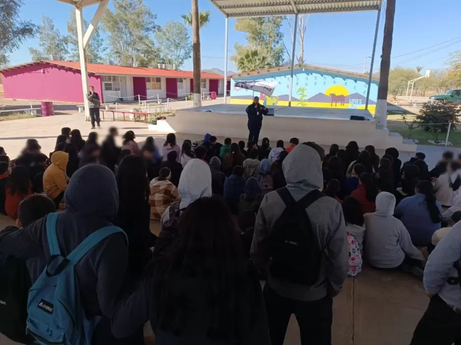 Personal de la SSP Sonora acude a escuelas para orientar a las y los alumnos sobre los daos que provoca el uso de cigarrillos electrnicos.