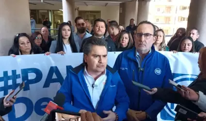 Militantes panistas se manifiestan en oficinas del Infonavit