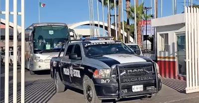 Camin con deportados saliendo por la garita de Nogales