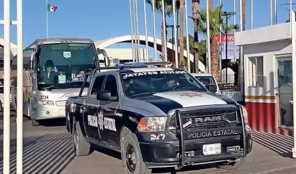 Camin con deportados saliendo por la garita de Nogales