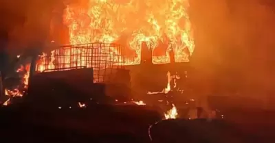 Camionetas con huachicol, se incendian en Hidalgo