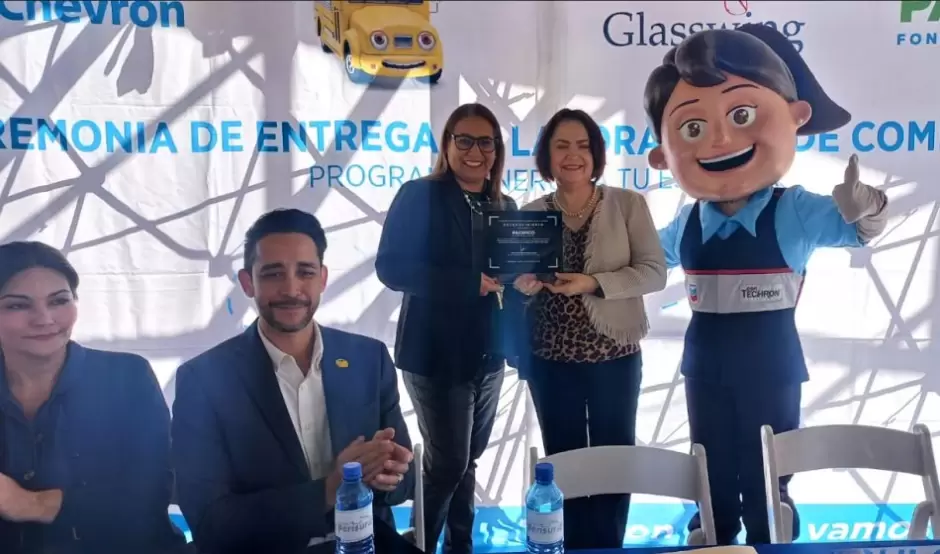 Entrega del laboratorio de cmputo en la escuela primaria "Zoila Reyna de Palafox",