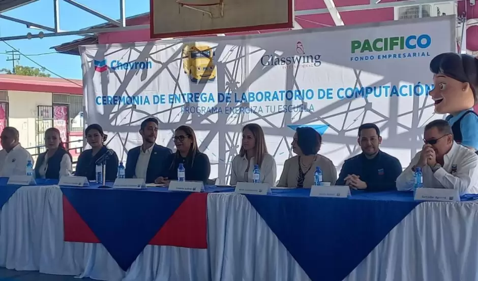 Entrega del laboratorio de cmputo en la escuela primaria "Zoila Reyna de Palafox"