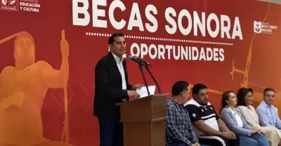 Entrega de becas a deportistas y estudiantes