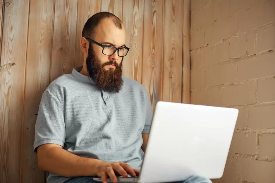 La laptop debe tener batera duradera, varios puertos y conectividad estable.