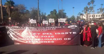 Maestros federalizados marchan contra iniciativa de reforma a Ley del Issste