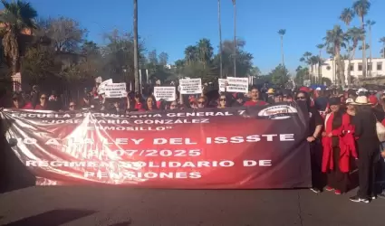 Maestros federalizados marchan contra iniciativa de reforma a Ley del Issste