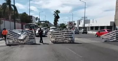 Viudas de policas realizan bloqueo vial