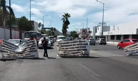 Viudas de policas realizan bloqueo vial