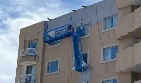 Caen trabajadores al romperse cable de un andamio