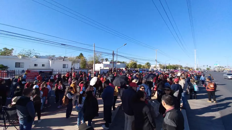 Trabajadores de escuelas federalizadas en Hermosillo se manifiestan en la SEC