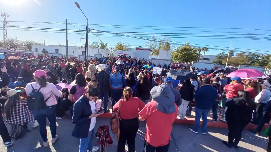 Trabajadores de escuelas federalizadas en Hermosillo se manifiestan en la SEC