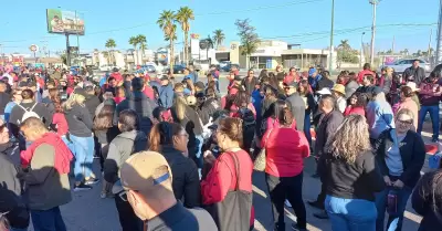 Trabajadores de escuelas federalizadas en Hermosillo se manifiestan en la SEC