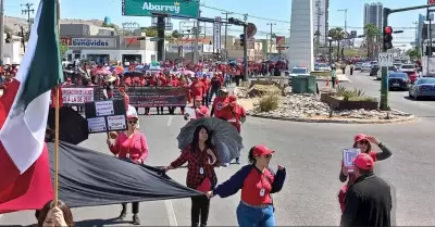 Marcha de maestros federalizados en Hermosillo