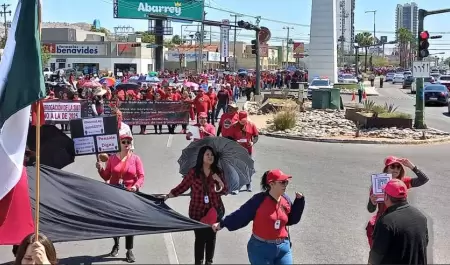 Marcha de maestros federalizados en Hermosillo