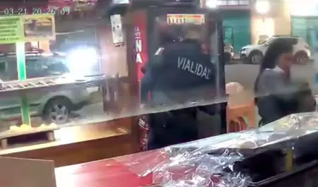 Polica roba cartera de clienta de una tienda